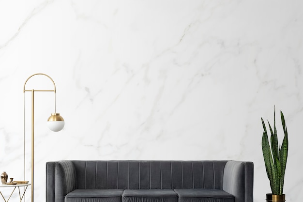 Kostenloses Foto schickes wohnzimmer mit moderner luxusästhetik aus der mitte des jahrhunderts mit grauer samtcouch und goldener lampe