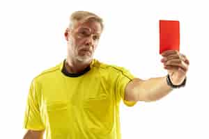 Kostenloses Foto schiedsrichter, der einem unzufriedenen fußball- oder fußballspieler beim spielen eine rote karte zeigt, isoliert auf weißem studiohintergrund.