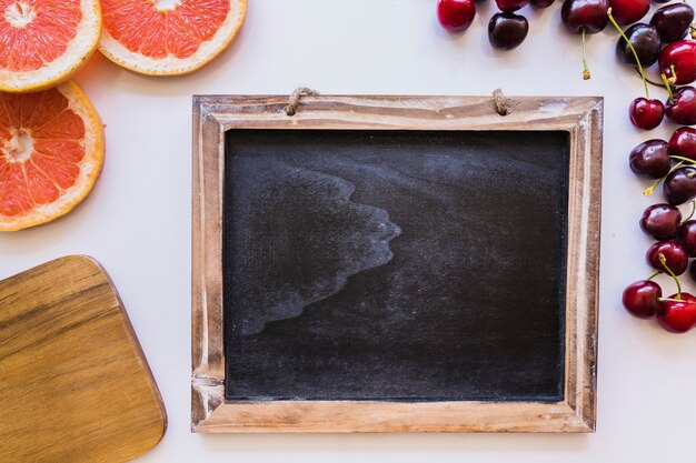 Schiefer mit Kirschen und Grapefruitscheiben