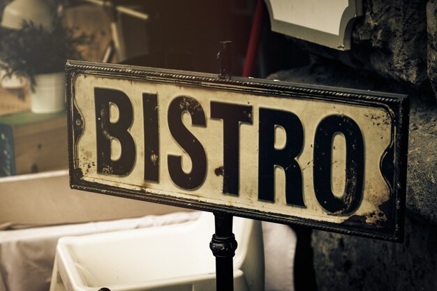 Schild des Restaurants oder Bistros. Retro Weinlese Toning. Horizontal. Essen Urban Restaurant Konzept.