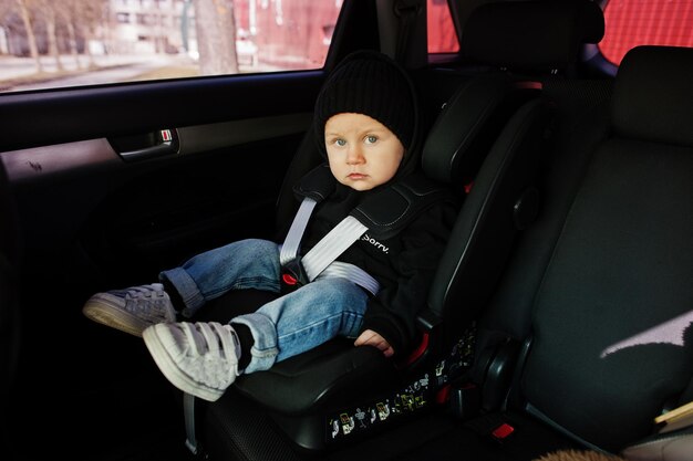 Schild im Auto Kindersitz auf Stuhl Fahrsicherheitskonzept