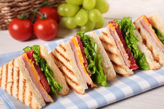 Schinken und Käse Club Sandwich in einer Reihe