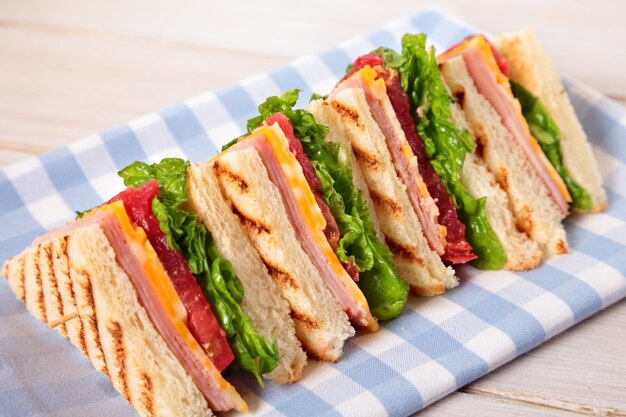 Schinken und Käse Club Sandwich in einer Reihe