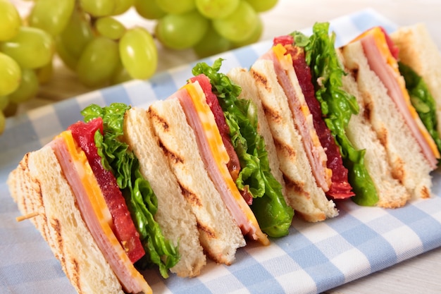 Kostenloses Foto schinken- und käse-club-sandwich mit trauben