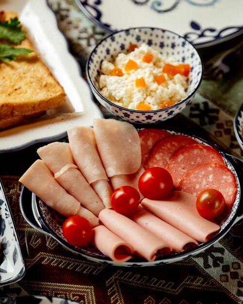 Schinken- und Wurstscheiben mit Tomaten