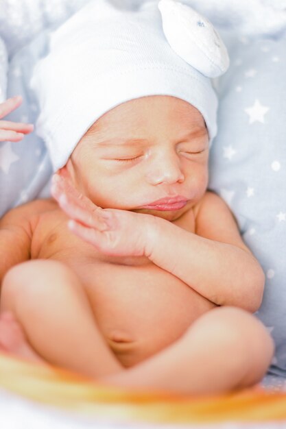 Susses Ruhiges Neugeborenes Baby Das Auf Dem Bett Schlaft Premium Foto