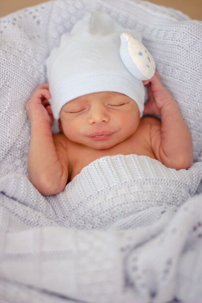 Susses Ruhiges Neugeborenes Baby Das Auf Dem Bett Schlaft Premium Foto