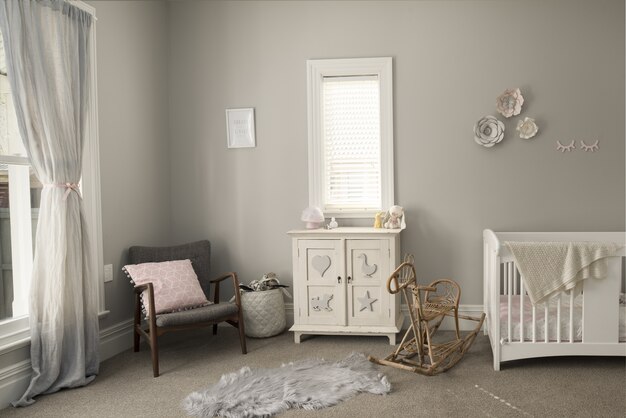 Schlafzimmer eines Babys mit hellen Möbeln und Wänden