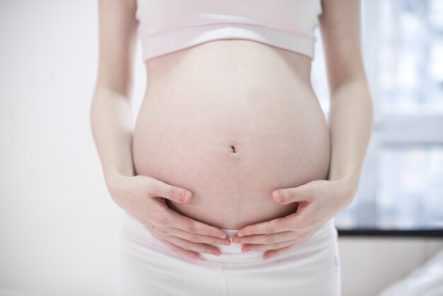 Schlafzimmer schwangere entspannende freudige Bauch