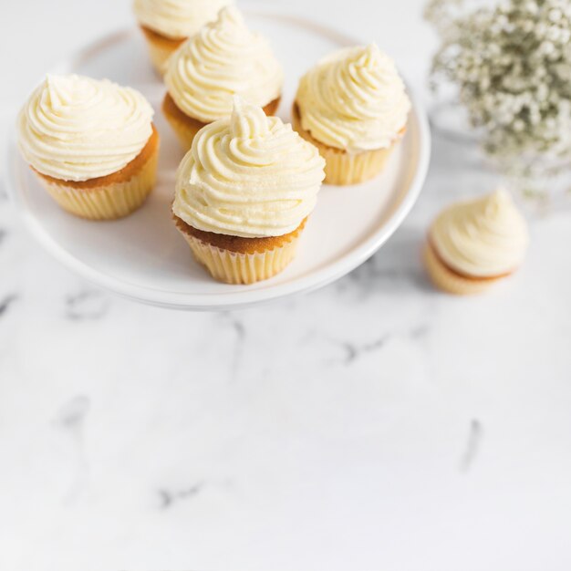 Schlagsahne-Muffins auf Tortenständer