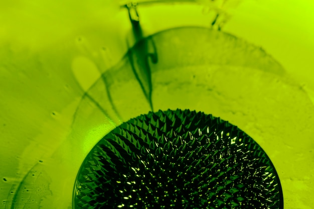 Schleimiges grünes ferromagnetisches flüssiges Metall mit Kopienraum