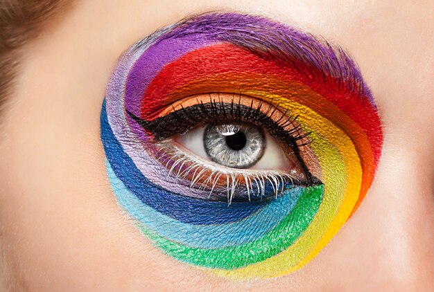 Schließen Sie das Auge mit Modekunst auf Stahe Make-up. Mode-Make-up und exzentrisches Glamour-Konzept. Regenbogen-Make-up