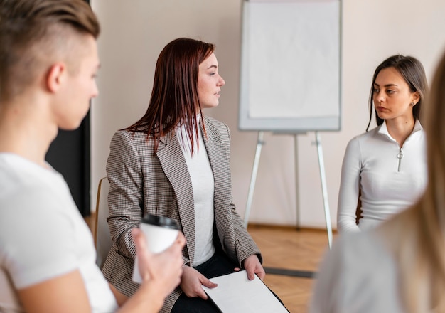 Schließen Sie das Therapietreffen in Innenräumen ab