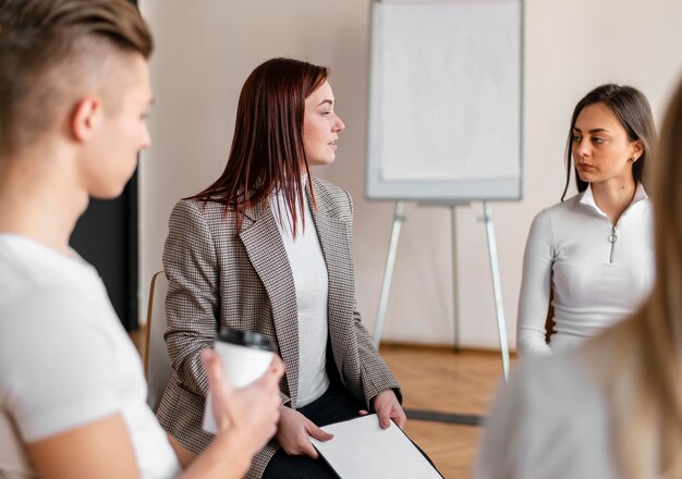 Schließen Sie das Therapietreffen in Innenräumen ab