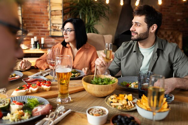 Schließen Sie das Wiedersehen der Freunde im Restaurant