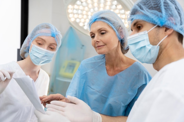 Kostenloses Foto schließen sie den arzt, der mit dem patienten spricht