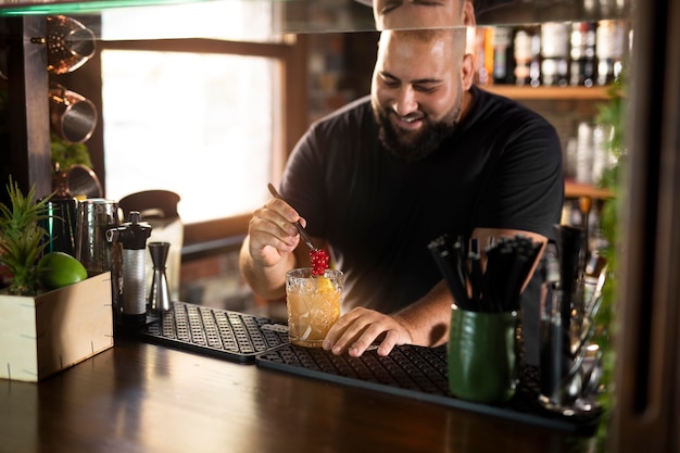 Kostenloses Foto schließen sie den barkeeper, der ein köstliches getränk kreiert