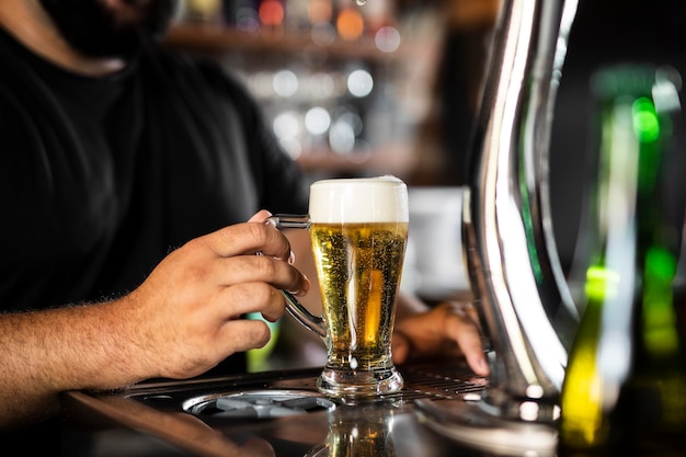 Schließen Sie den Barkeeper, der ein köstliches Getränk kreiert