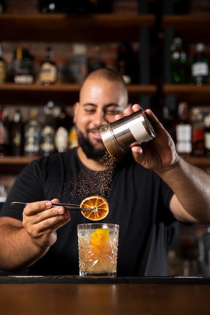 Kostenloses Foto schließen sie den barkeeper, der ein köstliches getränk kreiert