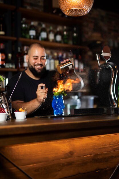 Schließen Sie den Barkeeper, der ein köstliches Getränk kreiert