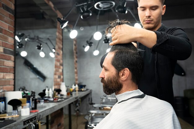 Schließen Sie den Friseur mit Styling-Tools