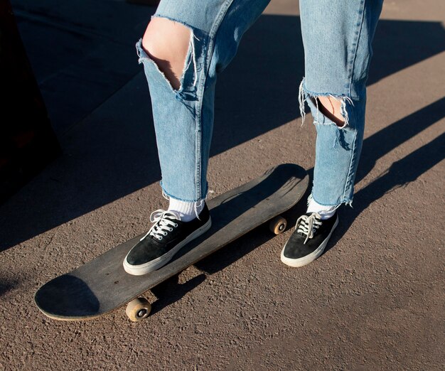Schließen Sie den Fuß auf dem Skateboard