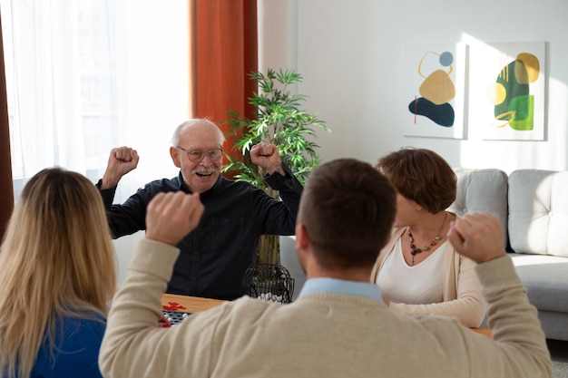 Kostenloses Foto schließen sie die bingo-gewinner drinnen