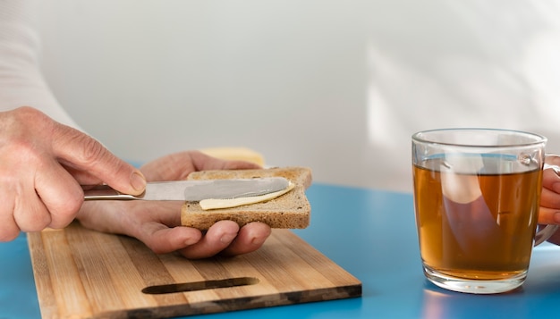 Schließen Sie die Hände, die Brot halten