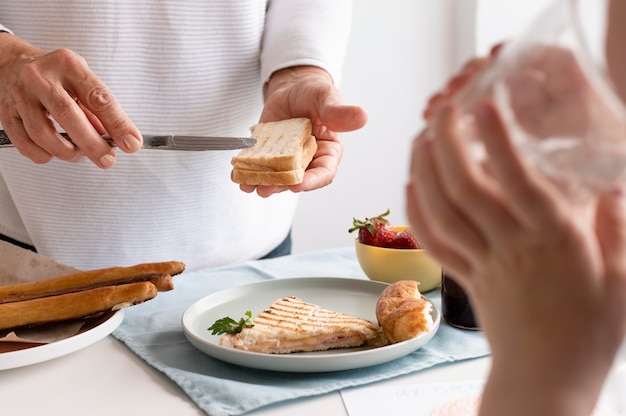 Schließen Sie die Hände, die Essen zubereiten