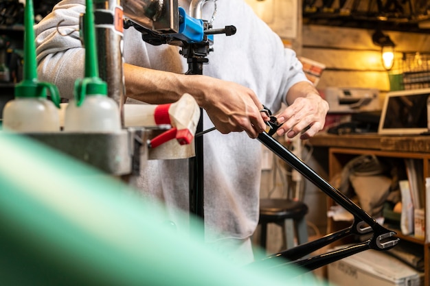 Schließen Sie die Hände, die Fahrrad reparieren