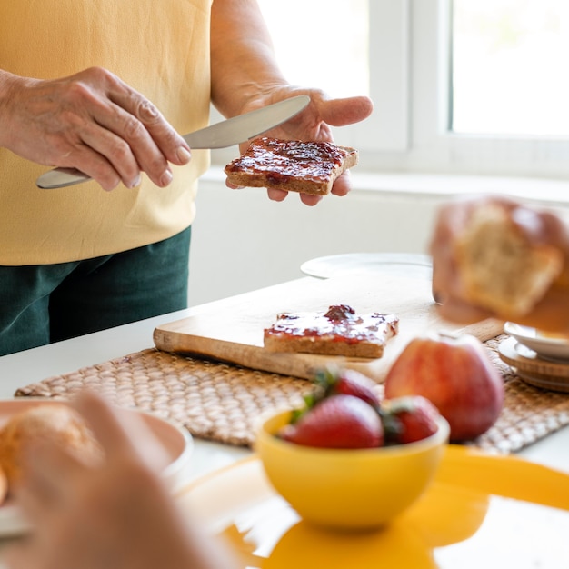 Schließen Sie die Hände, die Messer und Brot halten