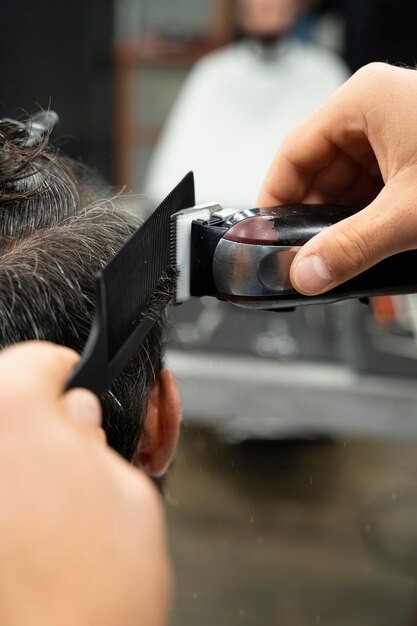 Schließen Sie die Hände mit Styling-Tools