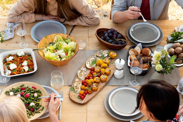 Kostenloses Foto schließen sie die leute am tisch mit essen