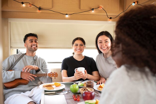 Schließen Sie die Leute am Tisch mit Essen