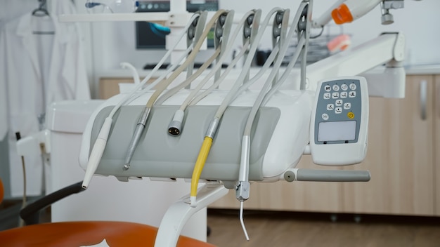 Schließen Sie die Zahninstrumente der medizinischen Zahnmedizin in einem modernen zahnärztlichen, kieferorthopädischen hellen Büro, in dem niemand drin ist