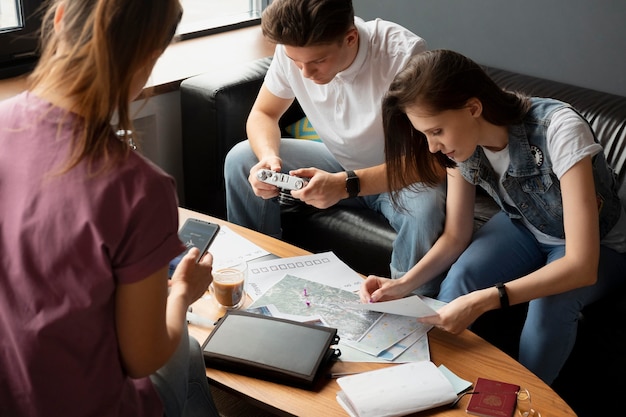 Schließen Sie Freunde, die eine Reise planen