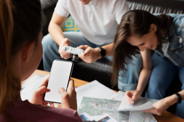 Schließen Sie Freunde, die eine Reise zu Hause planen