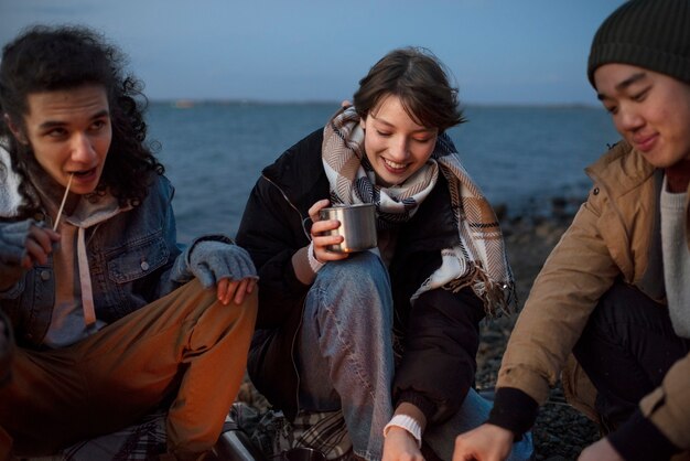 Schließen Sie Freunde, die nachts rumhängen