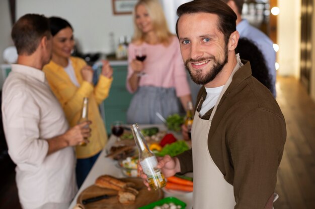 Schließen Sie Freunde, die sich mit Essen treffen