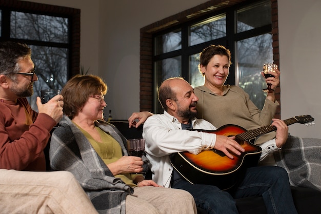 Kostenloses Foto schließen sie freunde, die spaß mit musik haben