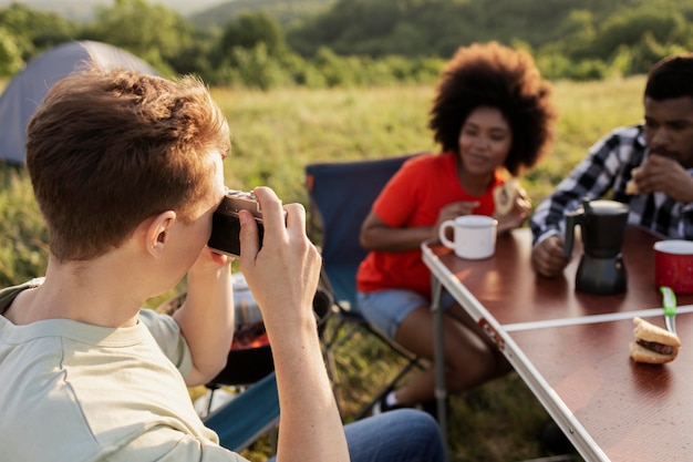 Schließen Sie Freunde, die zusammen campen