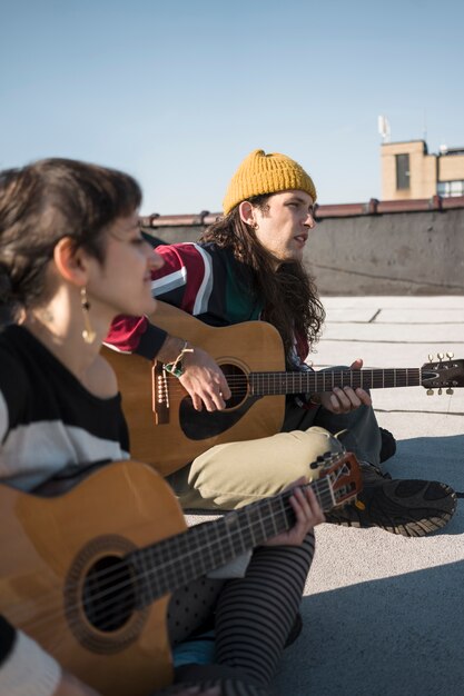 Schließen Sie Freunde, die zusammen Musik machen