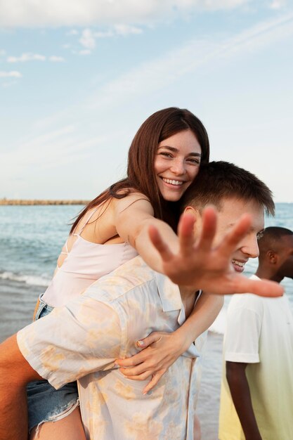 Schließen Sie Freunde, die zusammen Spaß haben