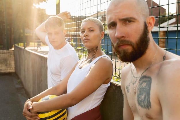 Kostenloses Foto schließen sie freunde in vororten mit ball