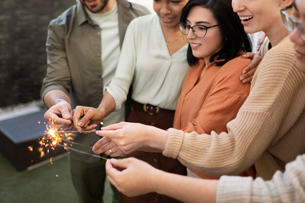 Schließen Sie Freunde mit Feuerwerk