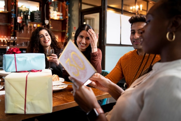 Schließen Sie Freunde mit Geschenken