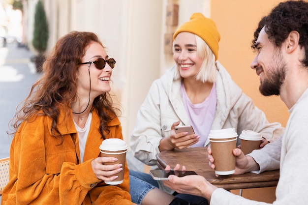 Kostenloses Foto schließen sie freunde mit kaffee