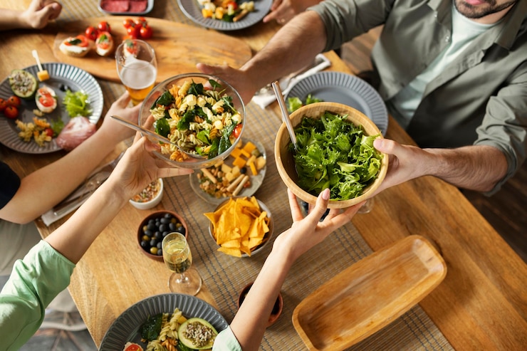 Kostenlose Foto schließen sie freunde mit köstlichem salat