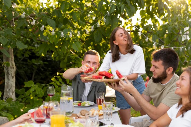 Schließen Sie Freunde mit köstlicher Wassermelone