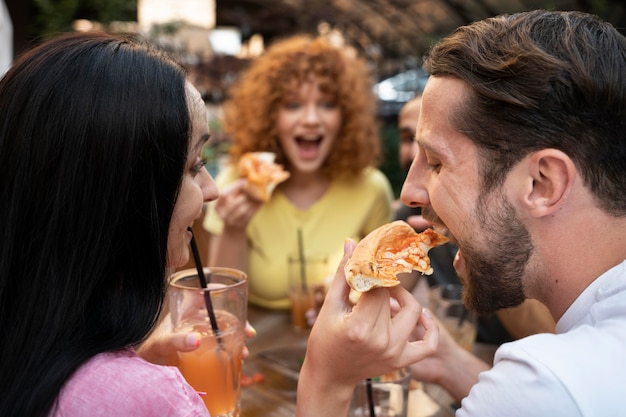 Kostenloses Foto schließen sie freunde mit pizza